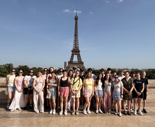 Frankreichaustausch 2025/2026 - Eiffelturm Gruppenfoto Frankreichaustausch 2025/2026 - Eiffelturm Gruppenfoto